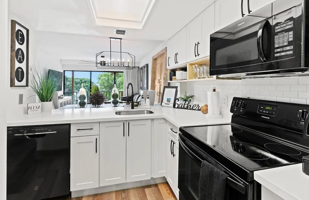 Park Shore Unit Beautiful Beaches And 5Th Ave Shopping-1