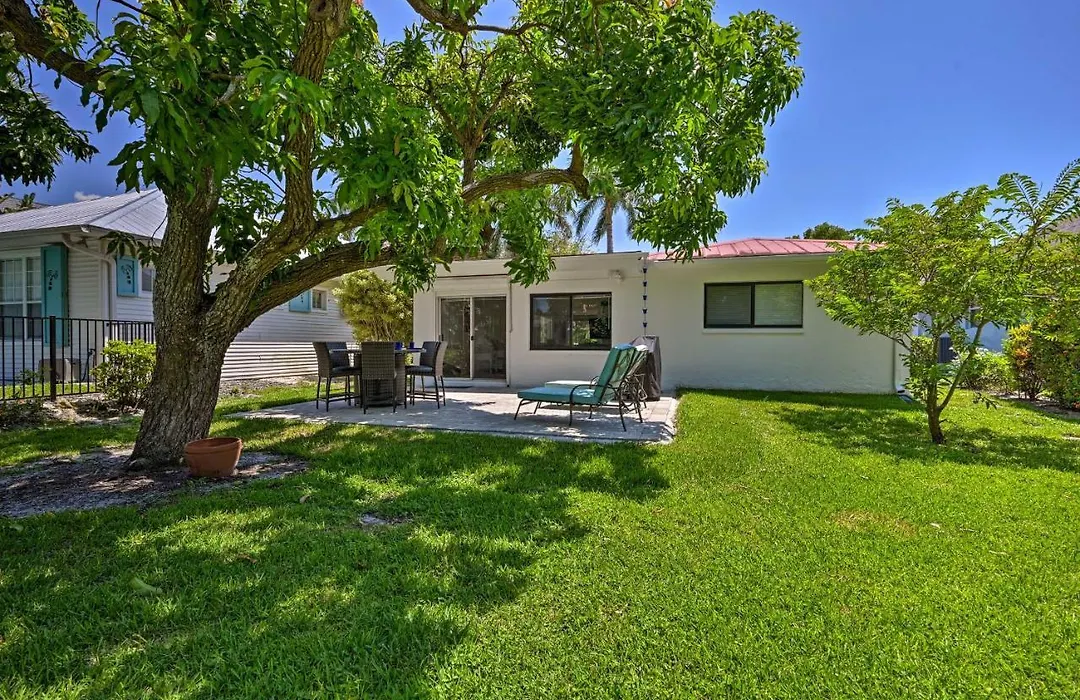 Bright Family Home, Walk To Vanderbilt Beach!-1