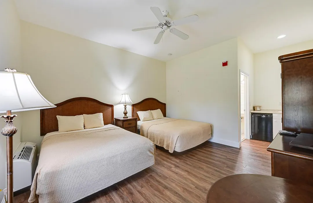 Naples Studio With Canal Access!-1