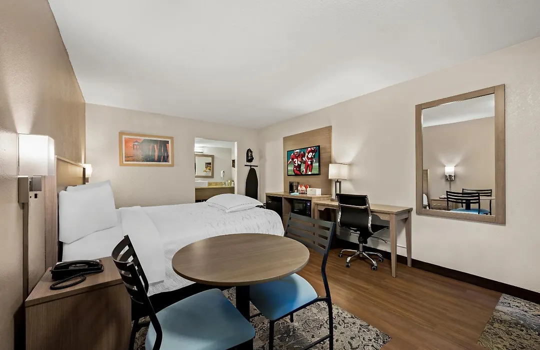 Red Roof Inn Plus+ & Suites Naples Downtown-5Th Ave S-1