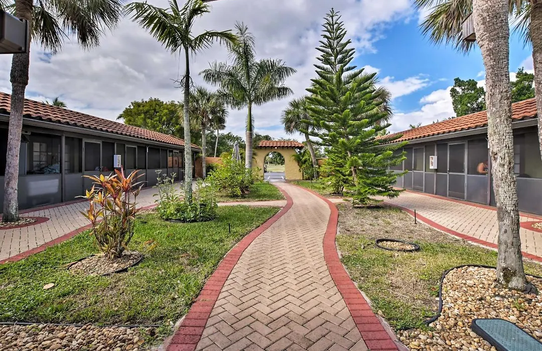 Vibrant Naples Studio With Pool Access And Porch!-1
