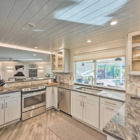 Upscale Naples Outdoor Getaway About 4 Miles To Beach-3