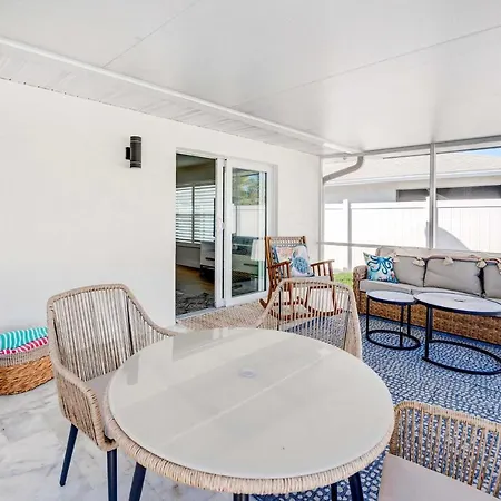 Naples Vacation Home: Private Pool + Hot Tub!-2