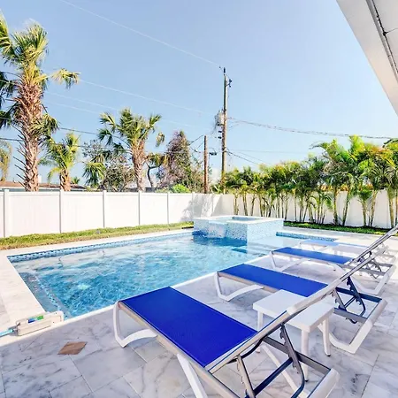 Naples Vacation Home: Private Pool + Hot Tub!-3