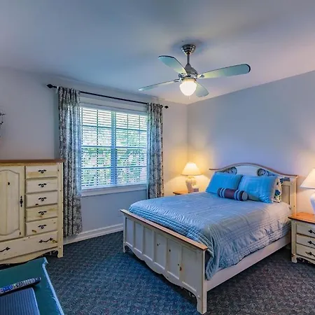 Spacious & Luxurious..Mile To Beach..Large Heated Pool & Shower-3