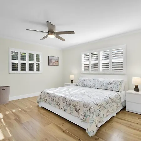 Charming House One Mile From Vanderbilt Beach-3