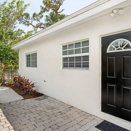 Lovely 2-Bdr W/Patio, Lake Park!-3