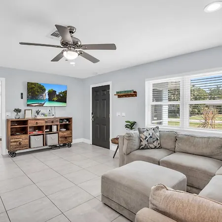 Salt Water Heated Pool Home With A Tiki Bar, A Garage Game Room And 4 Bikes-2