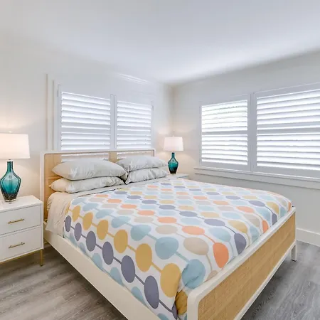 Updated Dtwn Naples Condo: Across From Beach!-2