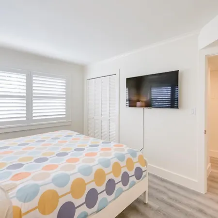 Updated Dtwn Naples Condo: Across From Beach!-3