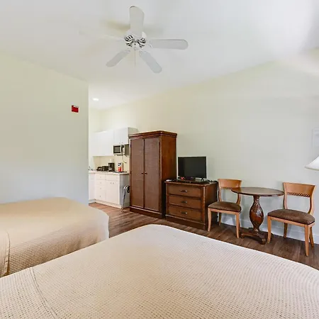Naples Studio With Canal Access!-3