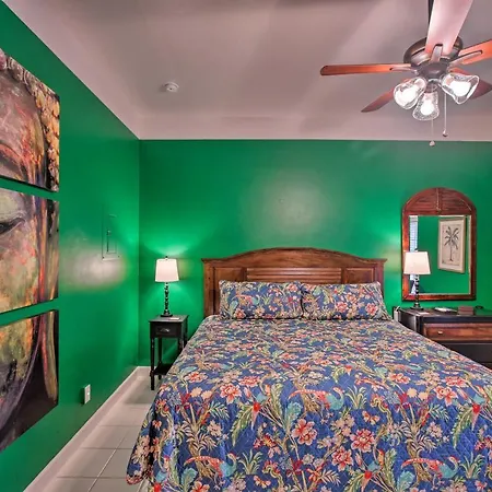 Vibrant Naples Studio With Pool Access And Porch!-3