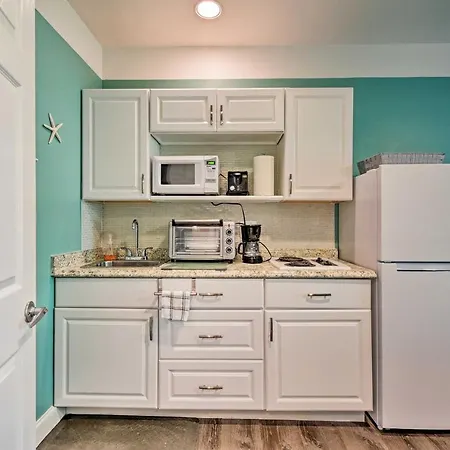 Quaint Naples Studio With Community Fitness Center-3